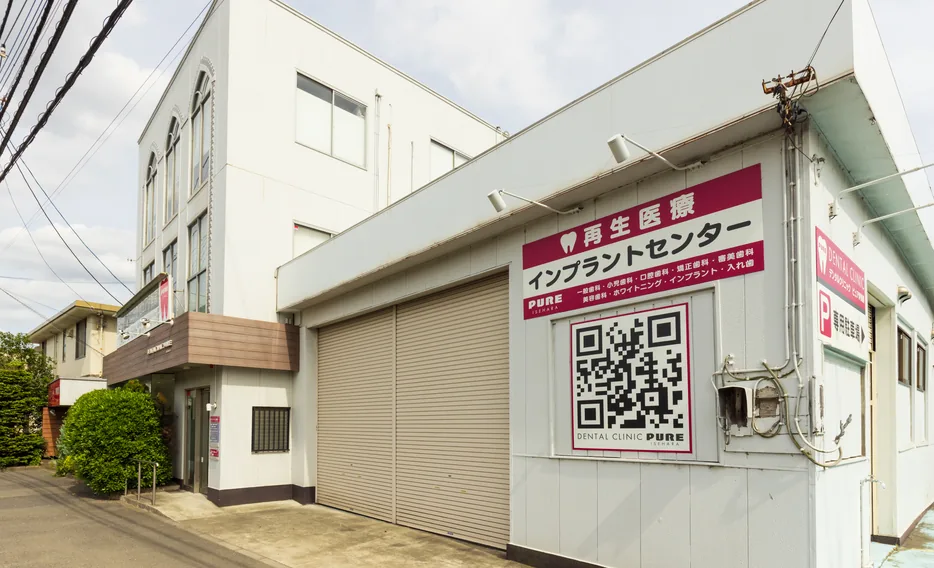 インプラント治療の相談を受ける歯科医師
